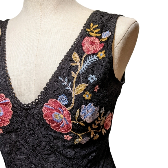 Black lace A line dress with floral embroidery - Picture 3 of 7